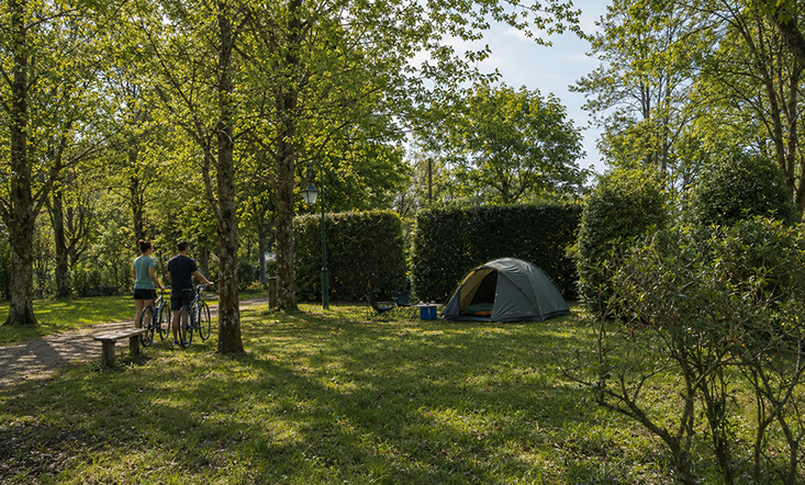 Emplacement camping pour tente du camping accueil vélo l’Hermitage de Chevigny dans la Nièvre