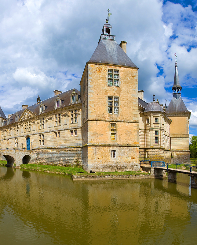 Le château de Sully à visiter lors de votre séjour au camping nature en Bourgogne l’Hermitage de Chevigny