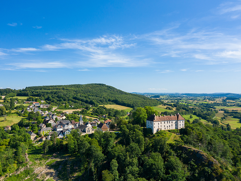 Vue aérienne de Larochemillay situé aux alentours du camping nature en Bourgogne l’Hermitage de Chevigny