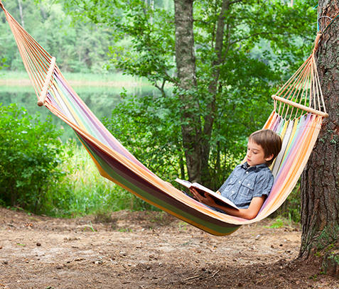 Lecture au camping nature en Bourgogne l’Hermitage de Chevigny