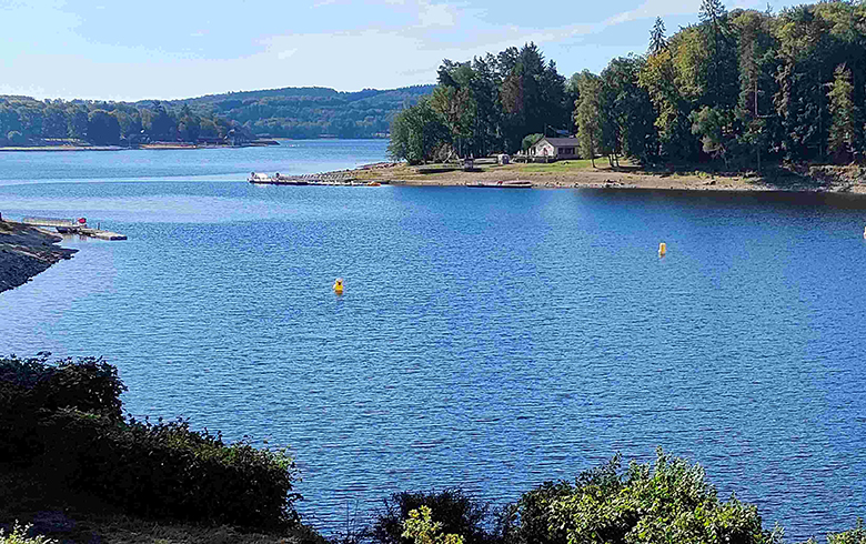 Le lac des Settons dans la Nièvre