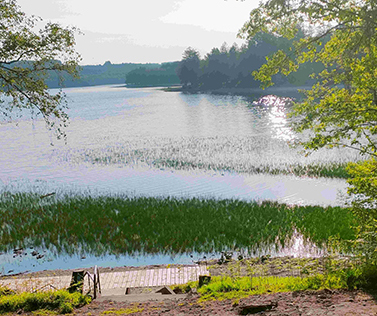Camping dans le Morvan avec vue sur le lac : séjour nature et au calme à l’Hermitage de Chevigny