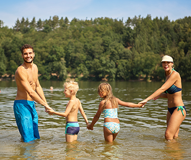 Baignade en famille au lac des Settons à proximité du camping l’Hermitage de Chevigny dans la Nièvre