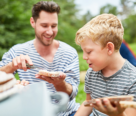 Petit-déjeuner en famille au camping nature dans la Nièvre l’Hermitage de Chevigny