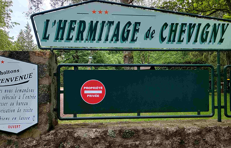 Panneau du camping 3 étoiles dans la Nièvre l’Hermitage de Chevigny