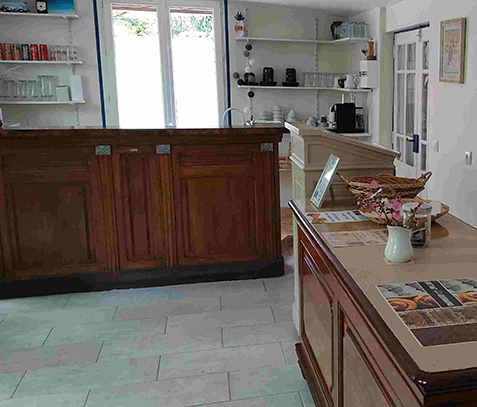 L’intérieur du bar du camping l’Hermitage de Chevigny, camping en Bourgogne