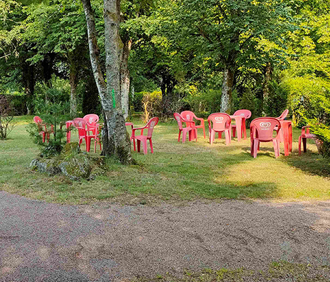 Terrasse du bar du camping l’Hermitage de Chevigny, camping dans la Nièvre