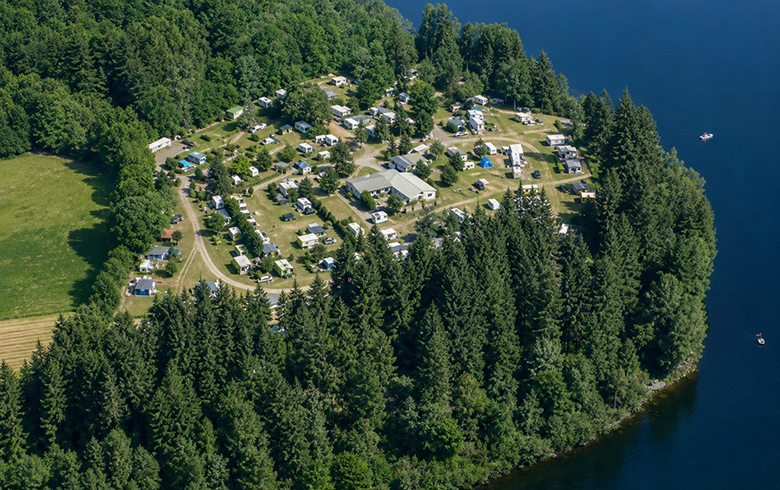 Vue aérienne du camping dans la Nièvre l’Hermitage de Chevigny au bord du lac des Settons