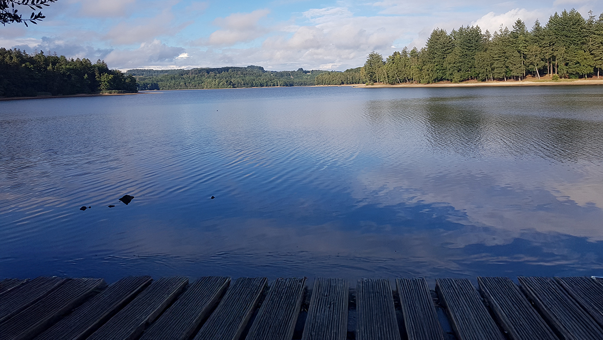 Ponton privé permettant d’accéder directement au lac depuis le camping dans la Nièvre l’Hermitage de Chevigny