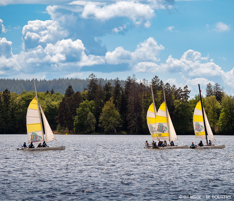 Activité voile au lac des Settons depuis le camping dans la Nièvre l’Hermitage de Chevigny