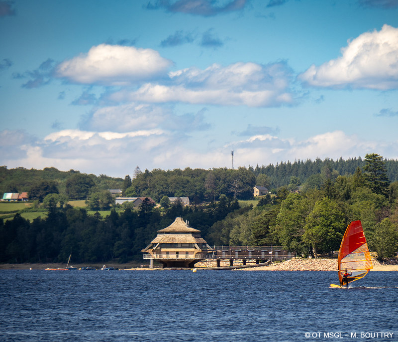 Activité planche à voile au lac des Settons depuis le camping en Bourgogne l’Hermitage de Chevigny