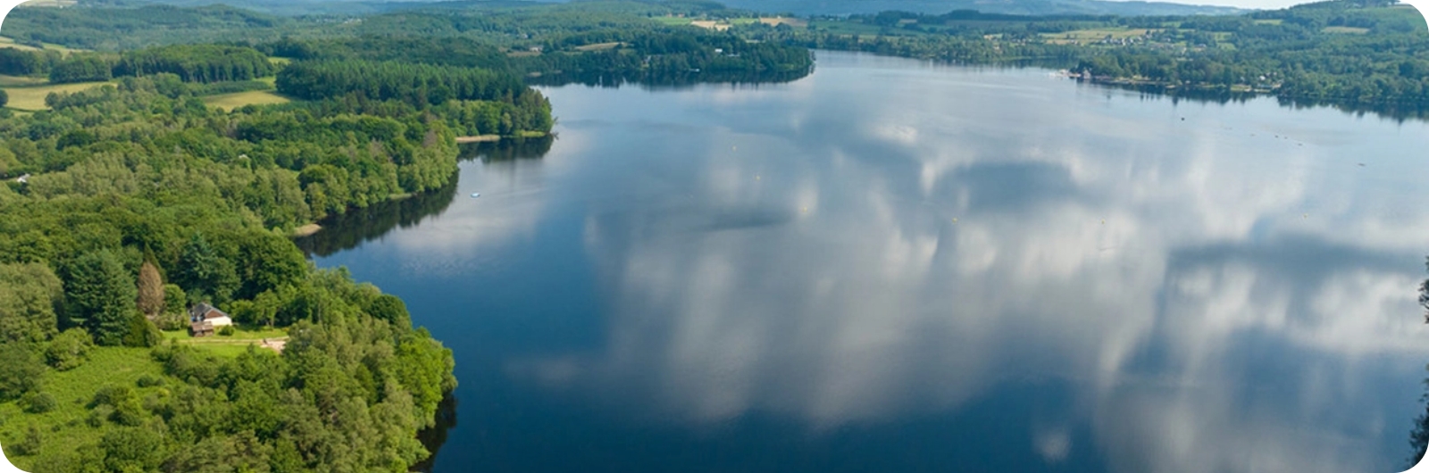 Vue aérienne du lac des Settons